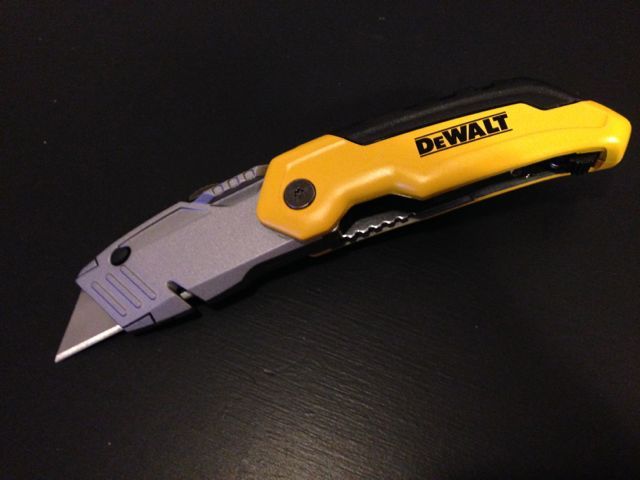 DEWALT FOLDING RETRACTABLE UTILITY KNIFE