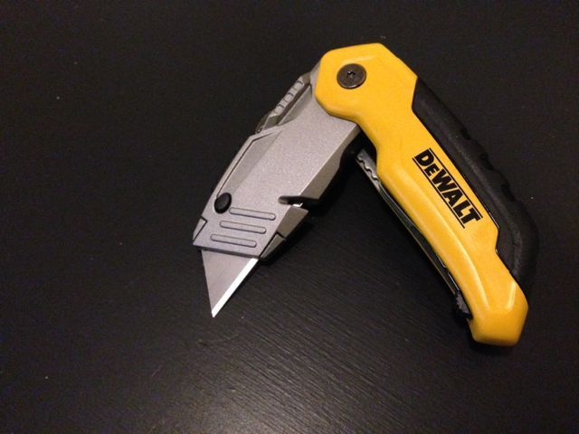 DEWALT FOLDING RETRACTABLE UTILITY KNIFE