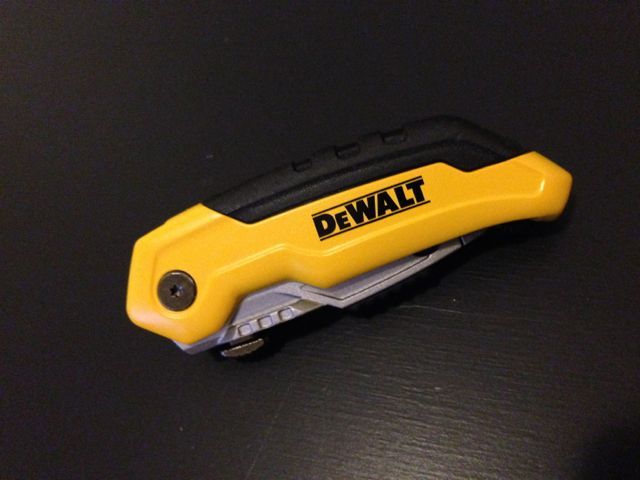 DEWALT FOLDING RETRACTABLE UTILITY KNIFE