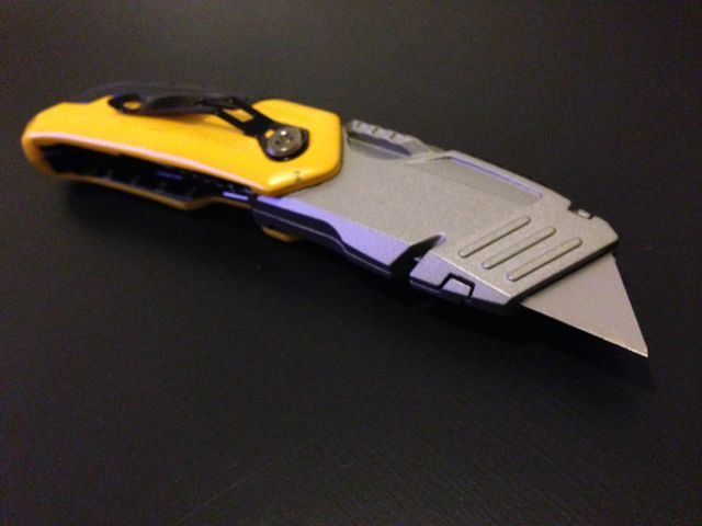 DEWALT FOLDING RETRACTABLE UTILITY KNIFE