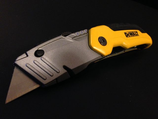 DEWALT FOLDING RETRACTABLE UTILITY KNIFE