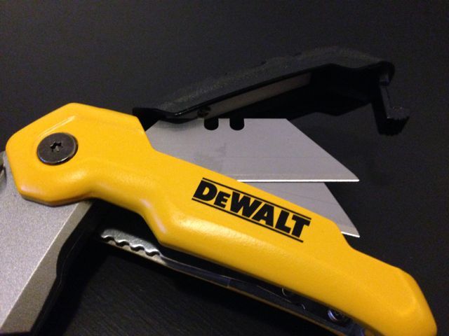 DEWALT FOLDING RETRACTABLE UTILITY KNIFE