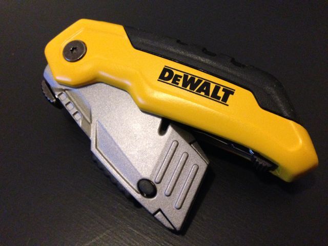 DEWALT FOLDING RETRACTABLE UTILITY KNIFE