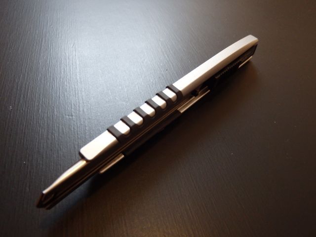 NTカッター　A400GRP BK